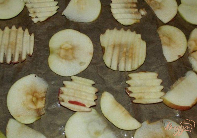 Фото приготовление рецепта: Яблочные чипсы шаг №3