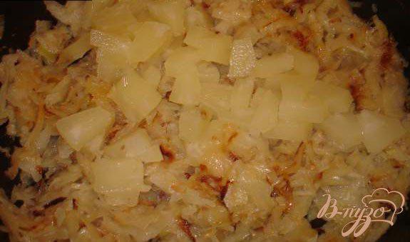Фото приготовление рецепта: Нежная тушеная капусточка с ананасом шаг №4