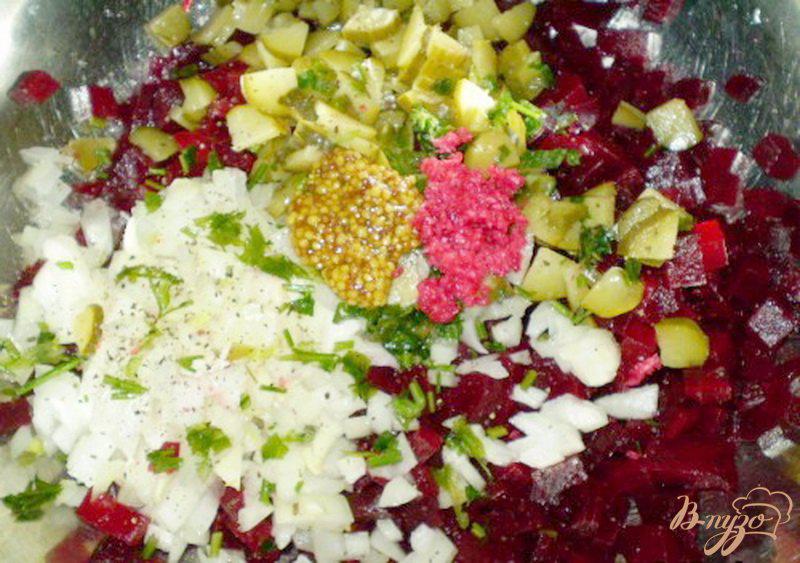 Фото приготовление рецепта: Салат свекольный с хреном, огурцом и горчицей шаг №2
