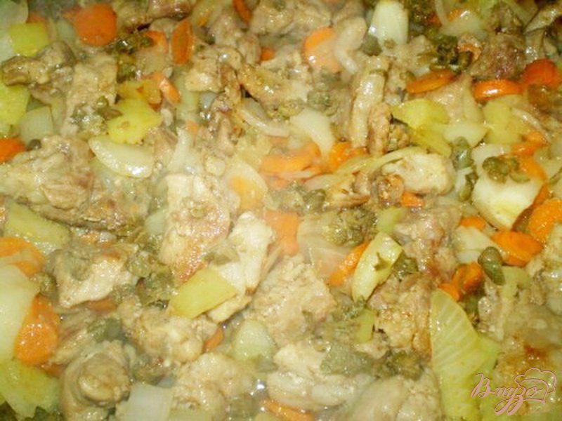 Фото приготовление рецепта: Свинина тушенная в вине с каперсами и овощами шаг №5