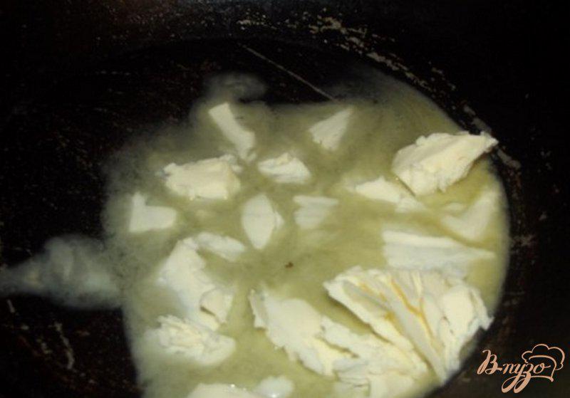 Фото приготовление рецепта: Блинчики со сливочным соусом и клубникой шаг №4