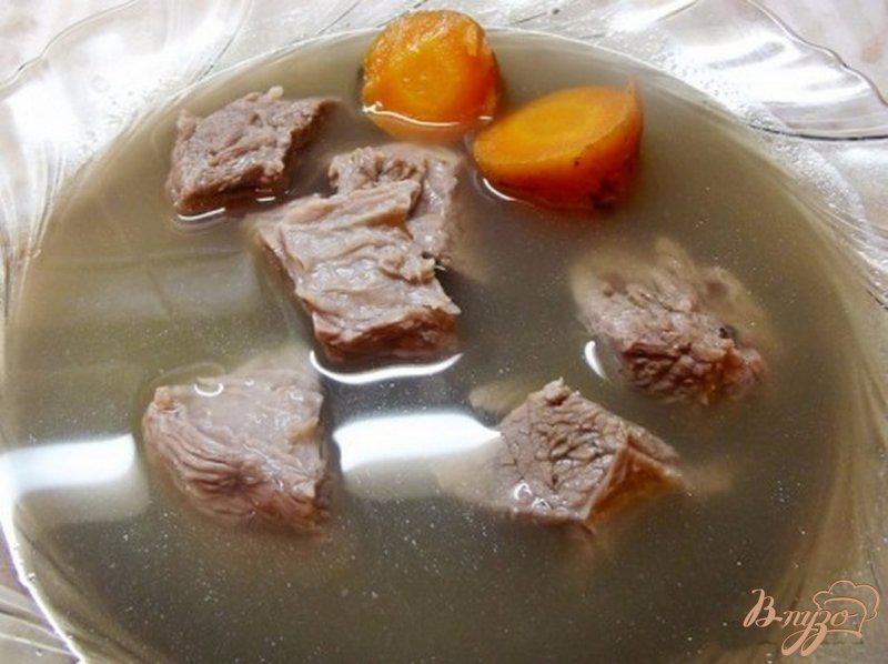 Фото приготовление рецепта: Мясо с горячим овощным бульоном шаг №6