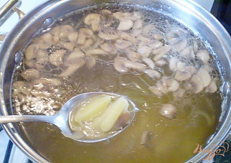 Фото приготовление рецепта: Суп с грибами и омлетом шаг №5