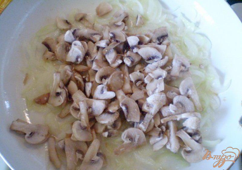 Фото приготовление рецепта: Суп с грибами и омлетом шаг №2