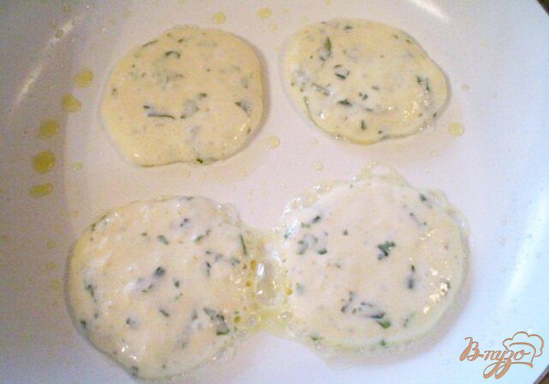 Фото приготовление рецепта: Сырные оладьи на сметане с зеленью шаг №5
