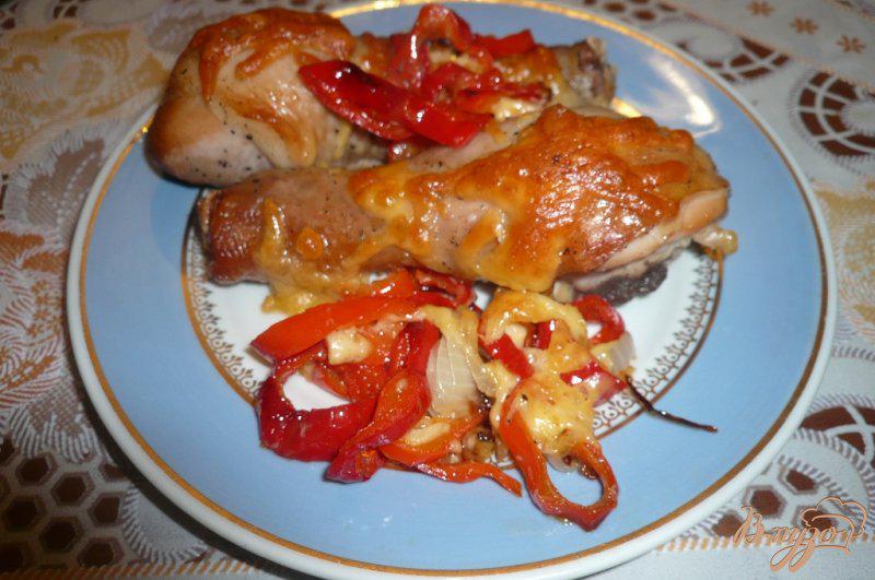 Фото приготовление рецепта: Куриные голени запеченные с болгарским перцем шаг №6