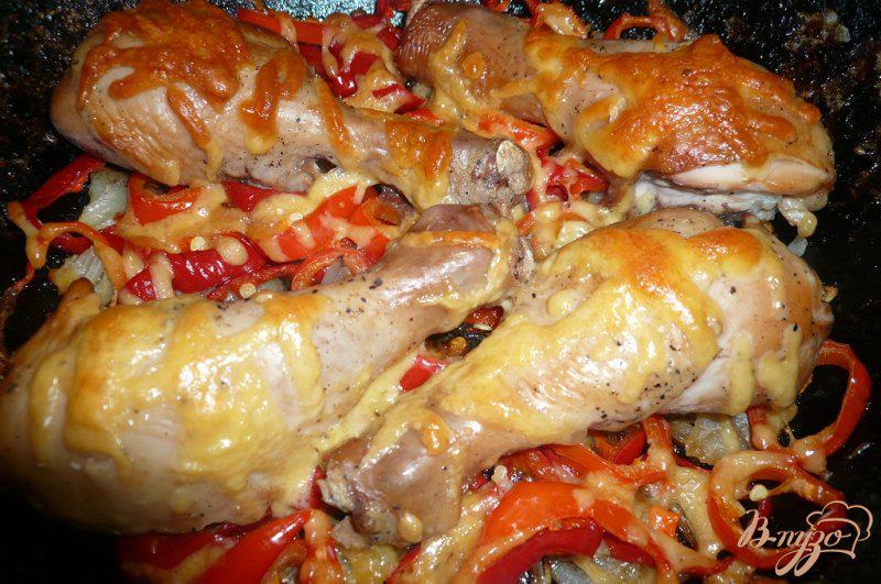 Фото приготовление рецепта: Куриные голени запеченные с болгарским перцем шаг №5