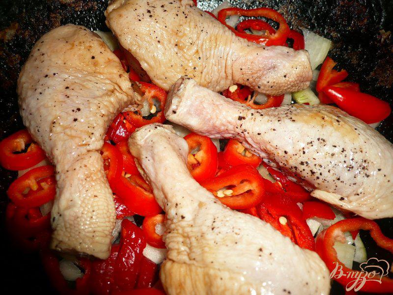 Фото приготовление рецепта: Куриные голени запеченные с болгарским перцем шаг №3