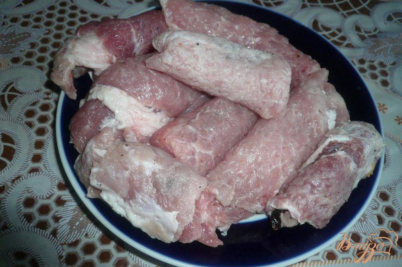 Фото приготовление рецепта: Рулетики из свинины с черносливом шаг №3