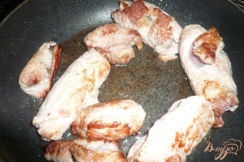 Фото приготовление рецепта: Рулетики из свинины с черносливом шаг №4