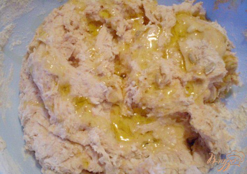Фото приготовление рецепта: Томатный хлеб с отрубями, семечками подсолнечника и кунжутом шаг №3