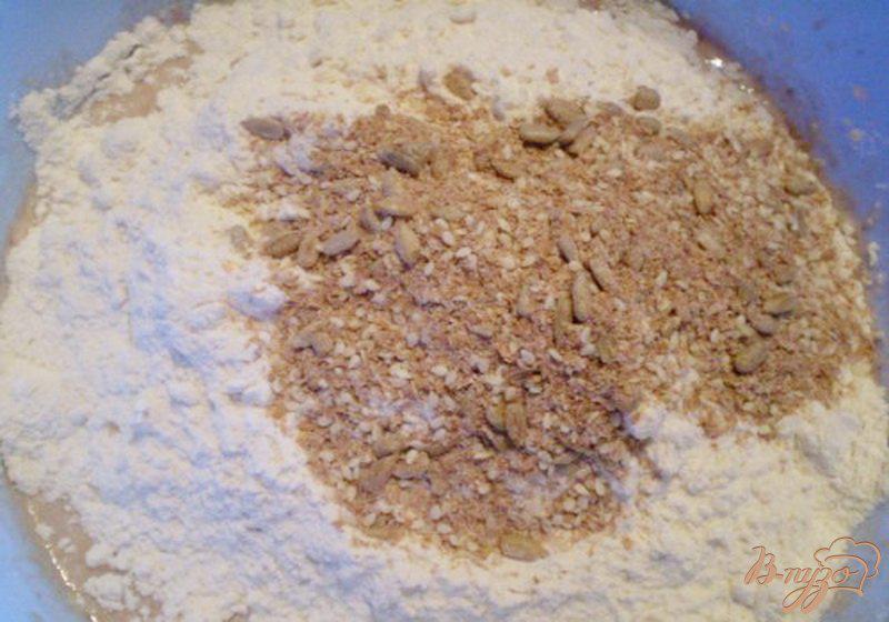 Фото приготовление рецепта: Томатный хлеб с отрубями, семечками подсолнечника и кунжутом шаг №2