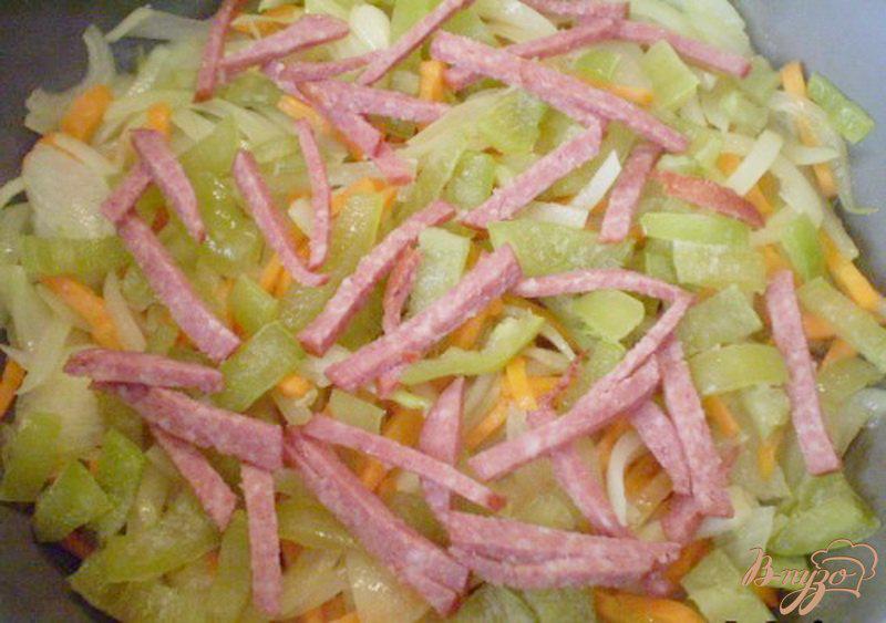 Фото приготовление рецепта: Чечевица с овощами и копченой колбасой шаг №2