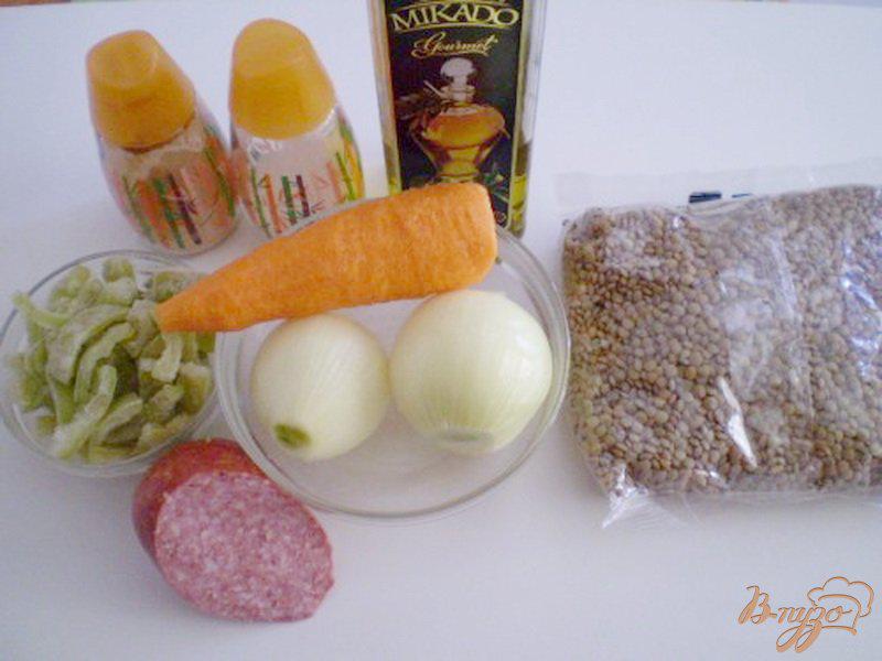 Фото приготовление рецепта: Чечевица с овощами и копченой колбасой шаг №1