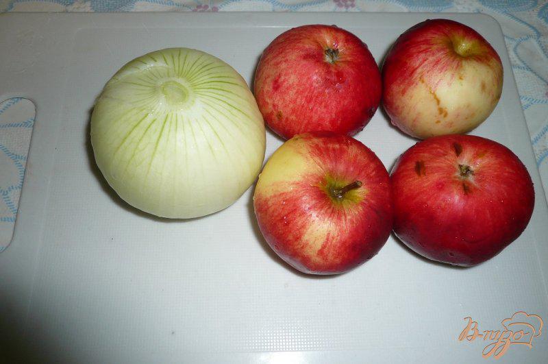 Фото приготовление рецепта: Свинина запеченная с яблоками и сыром шаг №3