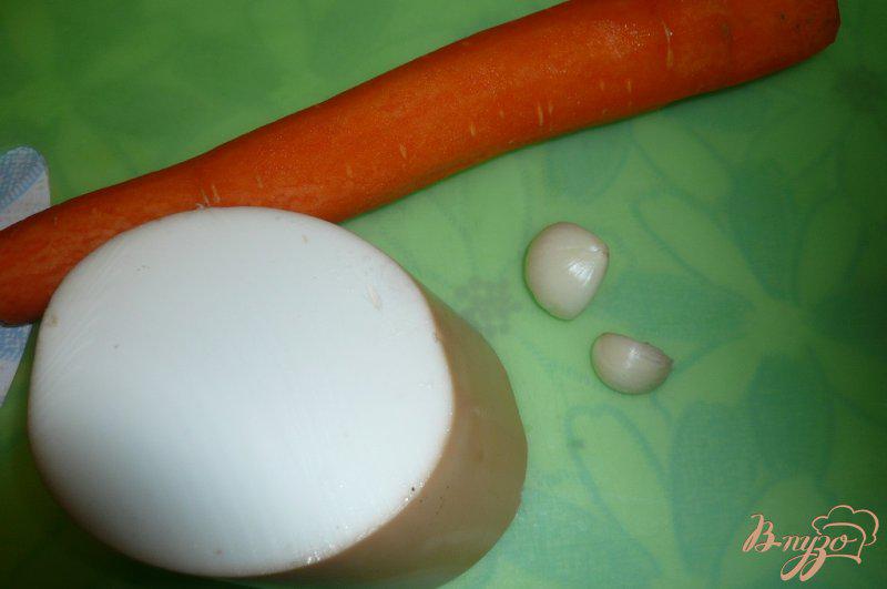 Фото приготовление рецепта: Салат из колбасного сыра и моркови шаг №1