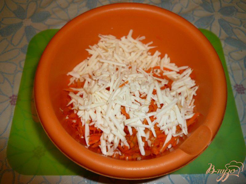 Фото приготовление рецепта: Салат из колбасного сыра и моркови шаг №2