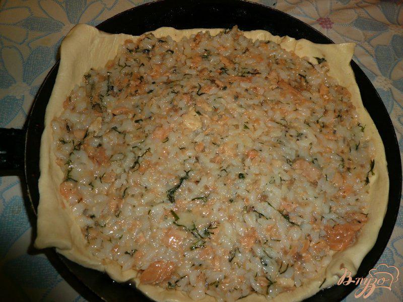 Фото приготовление рецепта: Пирог с консервированной горбушей и рисом шаг №3