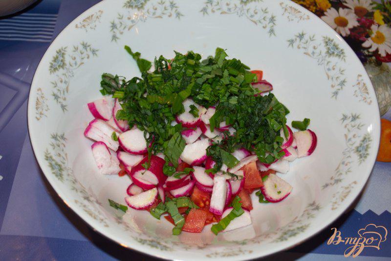 Фото приготовление рецепта: Салат с редисом, черемшой и фетой шаг №3