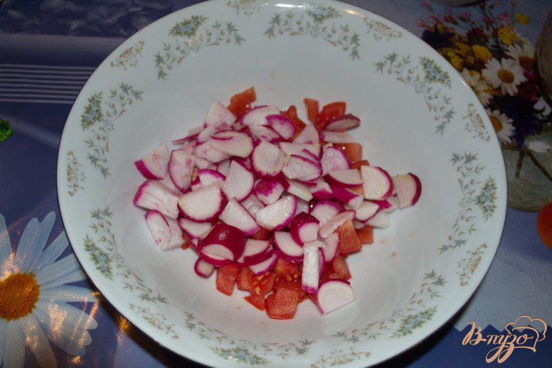 Фото приготовление рецепта: Салат с редисом, черемшой и фетой шаг №2