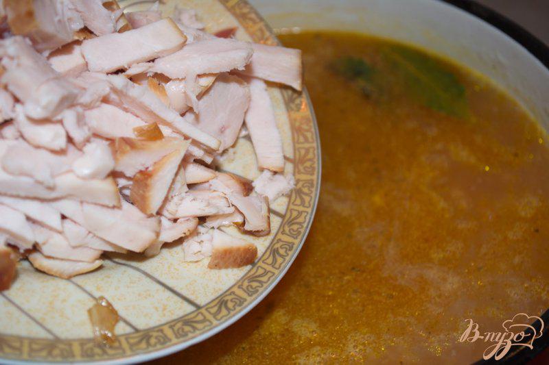 Фото приготовление рецепта: Крупяной суп с копченой курицей шаг №8