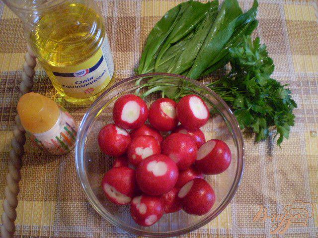 Фото приготовление рецепта: Салат из редиса с петрушкой и черемшой шаг №1