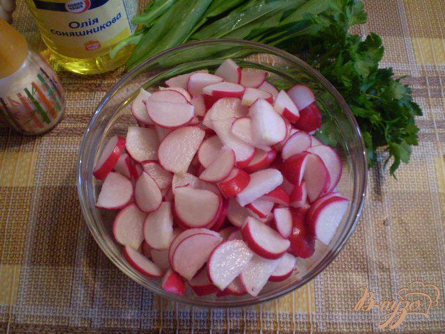 Фото приготовление рецепта: Салат из редиса с петрушкой и черемшой шаг №2