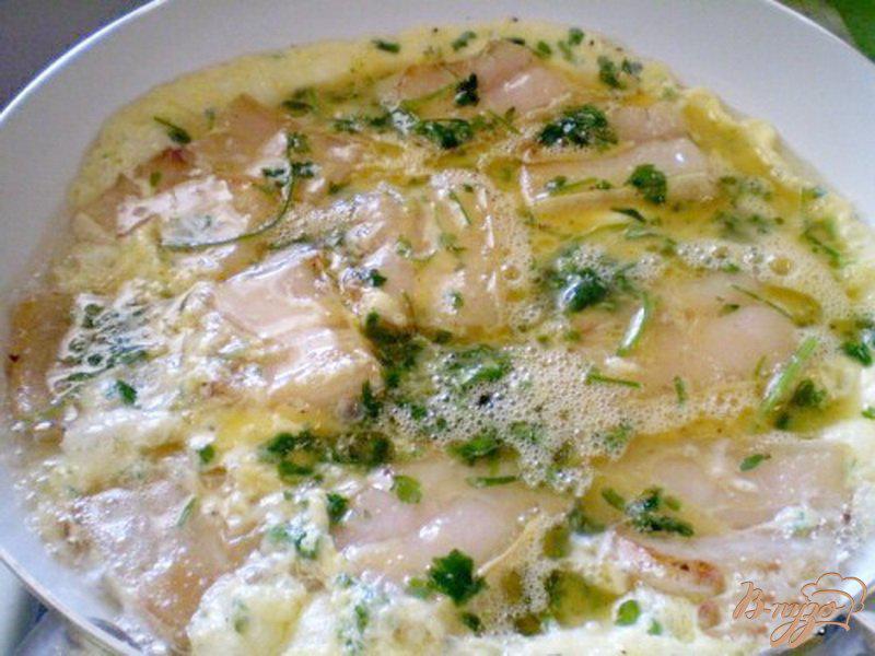 Фото приготовление рецепта: Яйца с салом, зеленью и сыром шаг №5