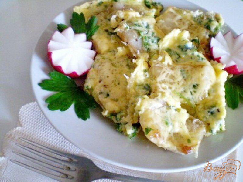 Фото приготовление рецепта: Яйца с салом, зеленью и сыром шаг №7