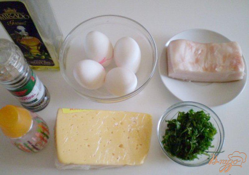 Фото приготовление рецепта: Яйца с салом, зеленью и сыром шаг №1