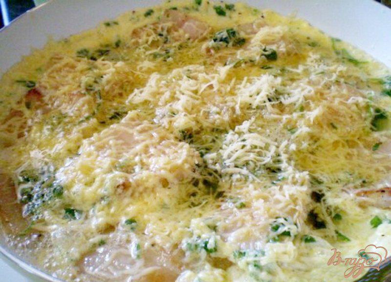 Фото приготовление рецепта: Яйца с салом, зеленью и сыром шаг №6