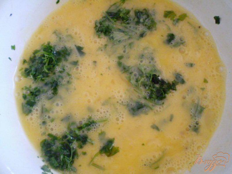 Фото приготовление рецепта: Яйца с салом, зеленью и сыром шаг №3