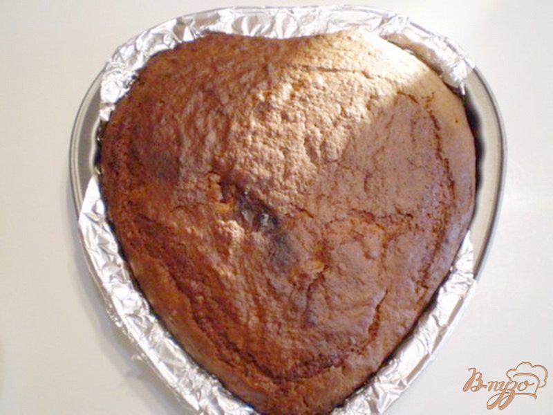 Фото приготовление рецепта: Черный кекс с вишневым вареньем шаг №6