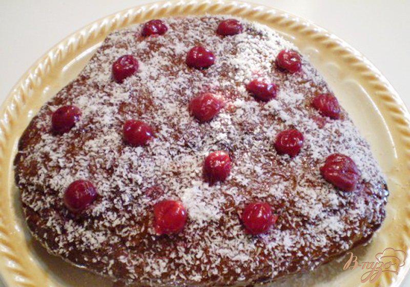 Фото приготовление рецепта: Черный кекс с вишневым вареньем шаг №7