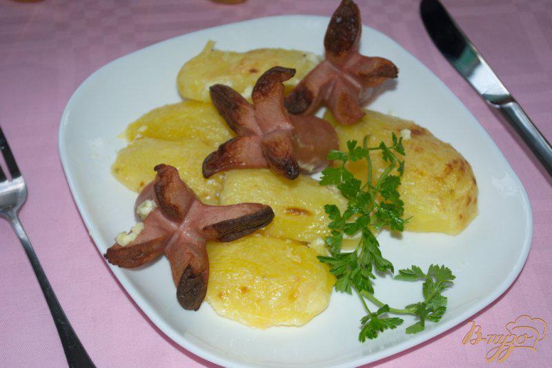 Фото приготовление рецепта: Запеченные сосиски с картофелем шаг №6