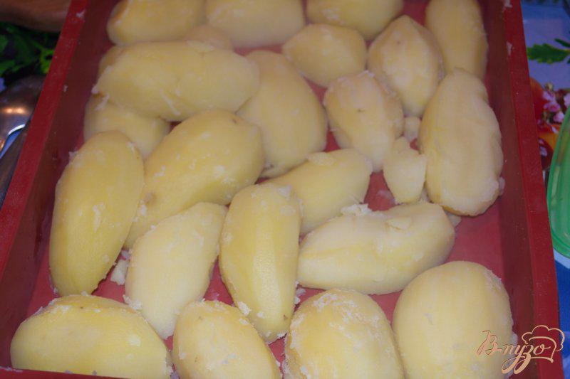 Фото приготовление рецепта: Запеченные сосиски с картофелем шаг №4