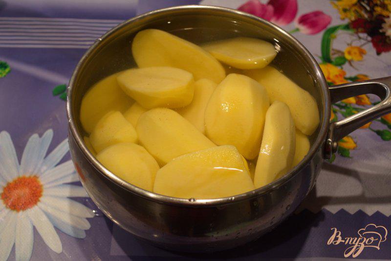 Фото приготовление рецепта: Запеченные сосиски с картофелем шаг №1