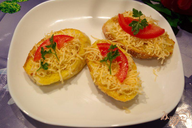 Фото приготовление рецепта: Французские гренки с сыром, помидором и зеленью шаг №7