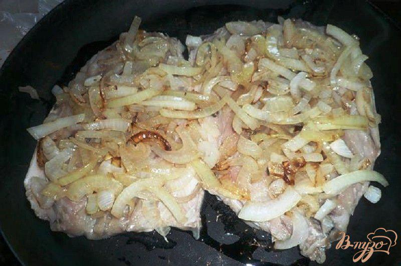 Фото приготовление рецепта: Скумбрия, запеченая под колбасным сыром шаг №3