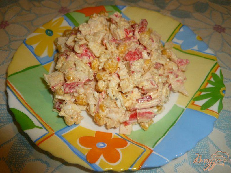 Фото приготовление рецепта: Салат с крабовым мясом и болгарским перцем шаг №7