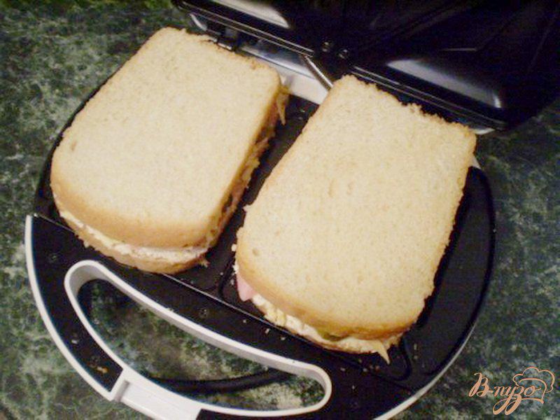 Фото приготовление рецепта: Сэндвичи с соленым огурцом шаг №4