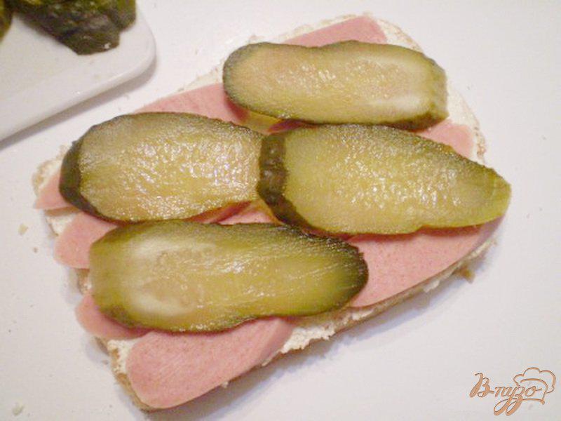 Фото приготовление рецепта: Сэндвичи с соленым огурцом шаг №2