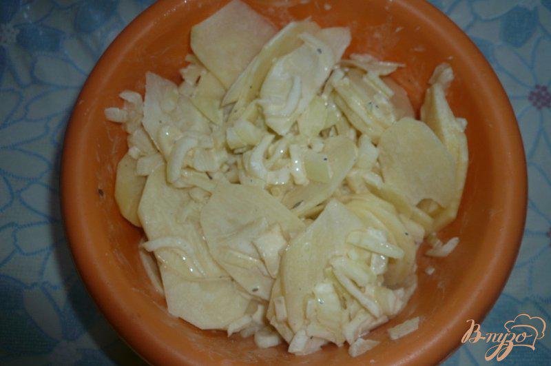 Фото приготовление рецепта: Картофель запеченный под сметанным соусом шаг №5