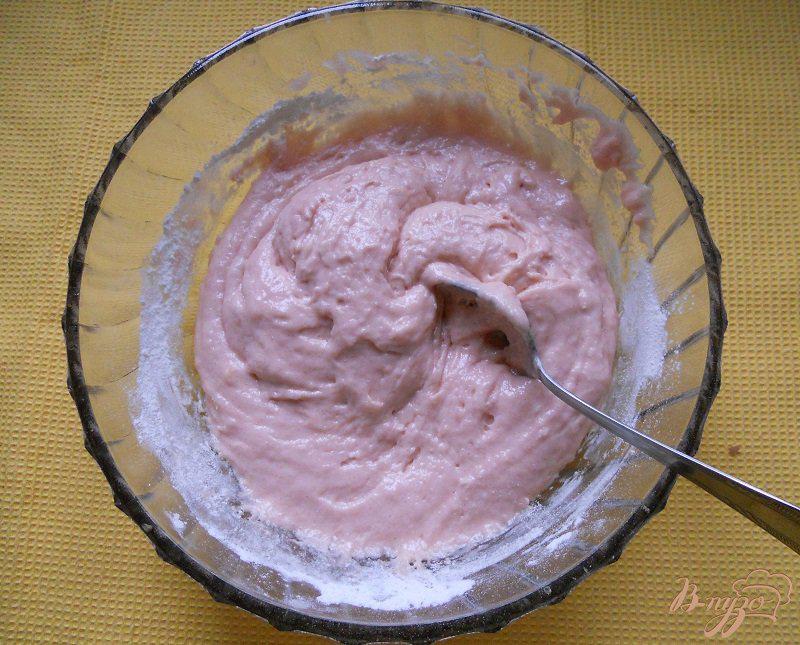 Фото приготовление рецепта: Пирог на киселе с изюмом и курагой шаг №4