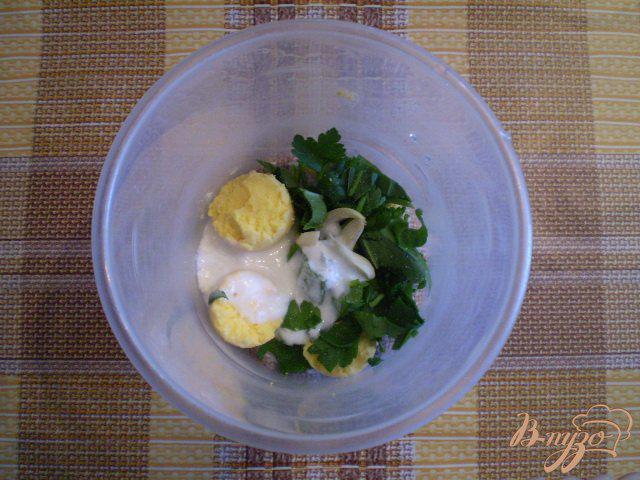 Фото приготовление рецепта: Яйца с черемшой и йогуртом шаг №3