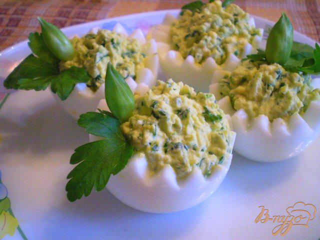 Фото приготовление рецепта: Яйца с черемшой и йогуртом шаг №5