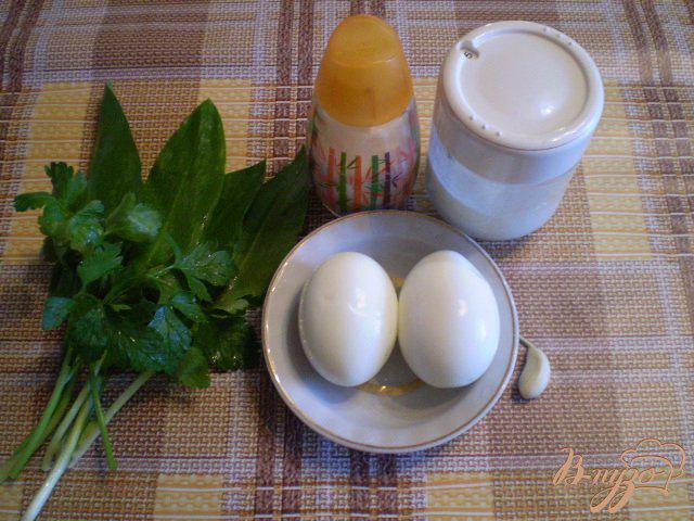 Фото приготовление рецепта: Яйца с черемшой и йогуртом шаг №1