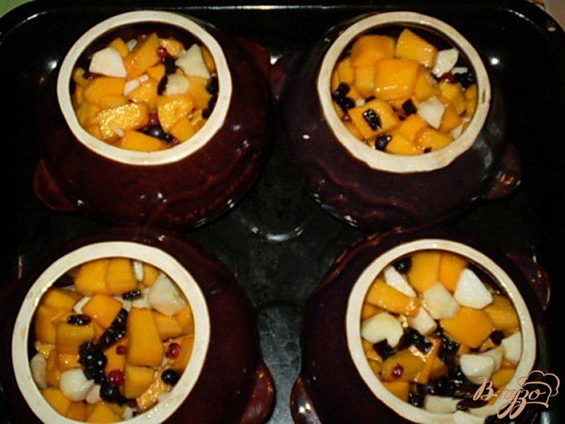 Фото приготовление рецепта: Тыква томленная с ягодами и фруктами шаг №3