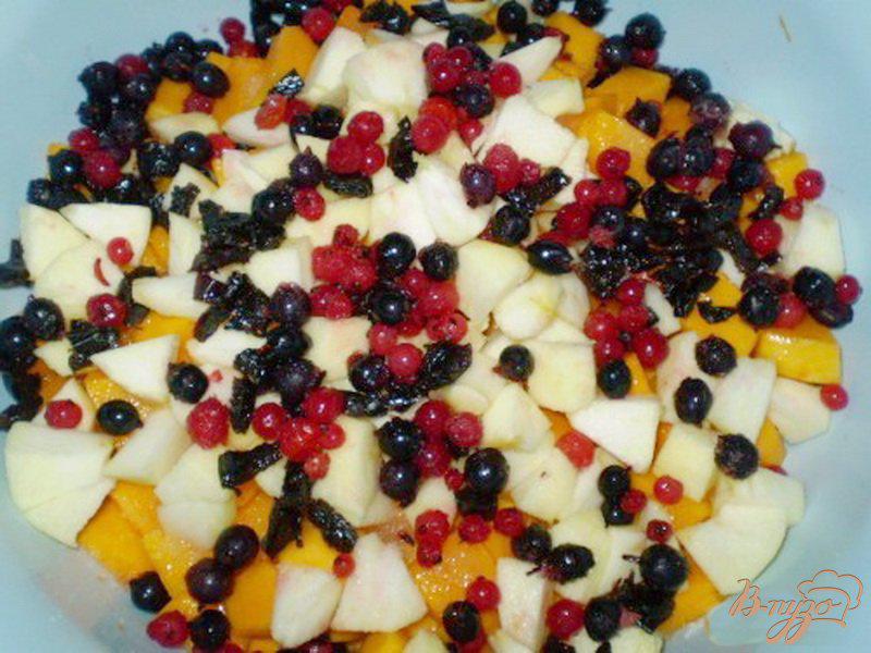 Фото приготовление рецепта: Тыква томленная с ягодами и фруктами шаг №2