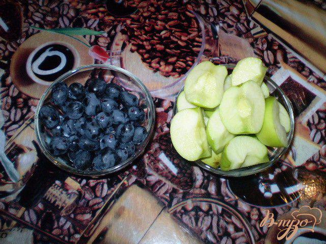 Фото приготовление рецепта: Фреш из яблок и синего винограда шаг №2
